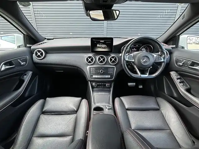 メルセデス・ベンツ Ａ１８０ スポーツ 茨城県 2017(平29)年 4万km カルサイトホワイト 後期型 /AMGレザ-エクスクル-シブパッケージ /パノラミックSR /harman/kardon /本革 /シ-トヒ-タ- /M付PWシ-ト /アンビエントライト /レザ-調インテリアトリム /RSP /ACC /LKA /BSA /PRE-SAFE /Bカメラ /パ-クトロニック /ナビ /TV /CarPlay/BT/DVD/CD /LED/ETC2.0/禁煙車