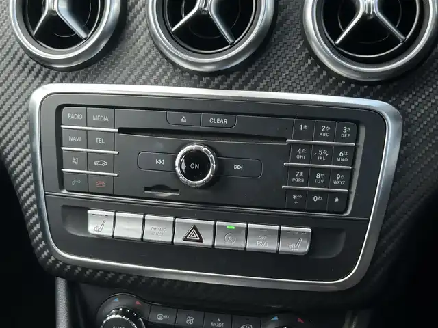 メルセデス・ベンツ Ａ１８０ スポーツ 茨城県 2017(平29)年 4万km カルサイトホワイト 後期型 /AMGレザ-エクスクル-シブパッケージ /パノラミックSR /harman/kardon /本革 /シ-トヒ-タ- /M付PWシ-ト /アンビエントライト /レザ-調インテリアトリム /RSP /ACC /LKA /BSA /PRE-SAFE /Bカメラ /パ-クトロニック /ナビ /TV /CarPlay/BT/DVD/CD /LED/ETC2.0/禁煙車