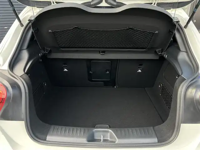 メルセデス・ベンツ Ａ１８０ スポーツ 茨城県 2017(平29)年 4万km カルサイトホワイト 後期型 /AMGレザ-エクスクル-シブパッケージ /パノラミックSR /harman/kardon /本革 /シ-トヒ-タ- /M付PWシ-ト /アンビエントライト /レザ-調インテリアトリム /RSP /ACC /LKA /BSA /PRE-SAFE /Bカメラ /パ-クトロニック /ナビ /TV /CarPlay/BT/DVD/CD /LED/ETC2.0/禁煙車