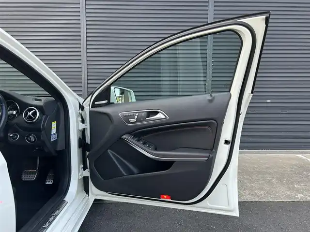 メルセデス・ベンツ Ａ１８０ スポーツ 茨城県 2017(平29)年 4万km カルサイトホワイト 後期型 /AMGレザ-エクスクル-シブパッケージ /パノラミックSR /harman/kardon /本革 /シ-トヒ-タ- /M付PWシ-ト /アンビエントライト /レザ-調インテリアトリム /RSP /ACC /LKA /BSA /PRE-SAFE /Bカメラ /パ-クトロニック /ナビ /TV /CarPlay/BT/DVD/CD /LED/ETC2.0/禁煙車