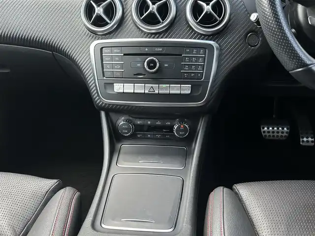 メルセデス・ベンツ Ａ１８０ スポーツ 茨城県 2017(平29)年 4万km カルサイトホワイト 後期型 /AMGレザ-エクスクル-シブパッケージ /パノラミックSR /harman/kardon /本革 /シ-トヒ-タ- /M付PWシ-ト /アンビエントライト /レザ-調インテリアトリム /RSP /ACC /LKA /BSA /PRE-SAFE /Bカメラ /パ-クトロニック /ナビ /TV /CarPlay/BT/DVD/CD /LED/ETC2.0/禁煙車