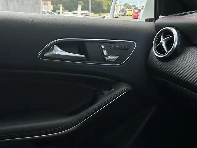 メルセデス・ベンツ Ａ１８０ スポーツ 茨城県 2017(平29)年 4万km カルサイトホワイト 後期型 /AMGレザ-エクスクル-シブパッケージ /パノラミックSR /harman/kardon /本革 /シ-トヒ-タ- /M付PWシ-ト /アンビエントライト /レザ-調インテリアトリム /RSP /ACC /LKA /BSA /PRE-SAFE /Bカメラ /パ-クトロニック /ナビ /TV /CarPlay/BT/DVD/CD /LED/ETC2.0/禁煙車