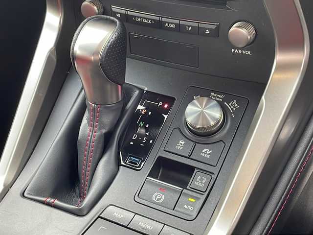 レクサス ＮＸ 300h Fスポーツ 大阪府 2019(平31)年 5万km ブラック １オーナー　サンルーフ　衝突軽減システム　純正ナビ　全周囲カメラ　フルセグＴＶ　Ｂｌｕｅｔｏｏｔｈ　ＣＤ　赤革シート　パワーシート　シートヒーター　ベンチレーション　シートメモリ　三眼ＬＥＤヘッドライト　レーダークルコン　ＥＴＣ２．０　パドルシフト　純正アルミホイール　スペアキー　取扱説明書　保証書　フロアマット　