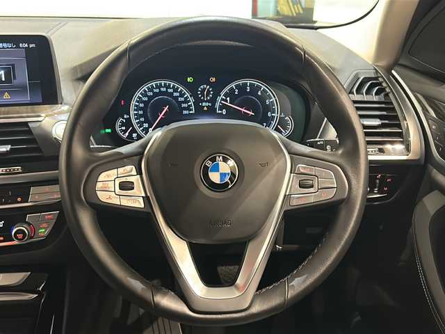 ＢＭＷ Ｘ３ xDrive20i Xライン 新潟県 2020(令2)年 4.1万km サファイアブラックP ハイラインパッケージ/・ランバーサポート/・リヤシートヒーティング/・ヴァーネスカ・レザー・シート/ナビゲーションシステム/・TV/BT/USB/全周囲カメラ/アダプティブ・ヘッドライト/パーキングアシストプラス/・PDC／パーク・ディスタンス・コントロール/（フロント&リヤ、ビジュアル表示機能付）/・パーキング・アシスト（並列・縦列）/・トップ・ビュー/・ サイド・ビュー・カメラ/・リヤ・ビュー・カメラ（予想進路表示機能付）/ドライビング・アシスト・プラス/・アクティブ・クルーズ・コントロール（ストップ&ゴー機能付）/・ステアリング&レーン・コントロール・アシスト/・ レーン・ディパーチャー・ウォーニング（車線逸脱警告システム）/・ レーン・チェンジ・ウォーニング/・ アクティブ・サイド・コリジョン・プロテクション/・ 前車接近警告機能/・ 衝突回避・被害軽減ブレーキ/・ 事故回避アシスト/・後車衝突警告機能/ABS/CBC/DSC／DTC／DBC/HDC/パワーシート/ETC2.0/ドライブレコーダー/ワイヤレス充電
