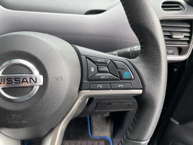 日産 セレナ e－パワー ハイウェイスター V 愛知県 2020(令2)年 5.4万km ダイヤモンドブラック プロパイロット/純正10型ナビ/フリップダウンモニター/両側パワースライドドア/レーダークルーズコントロール/バックカメラ/全方位カメラ/コーナーセンサー/純正アルミホイール/ＥＴＣ/ブラインドスポットモニター/LEDヘッドライト/衝突軽減システム/フルセグ/CD DVD/Bluetooth/レーンキープアシスト/ステアリングスイッチ/スマートキー/プッシュスタート