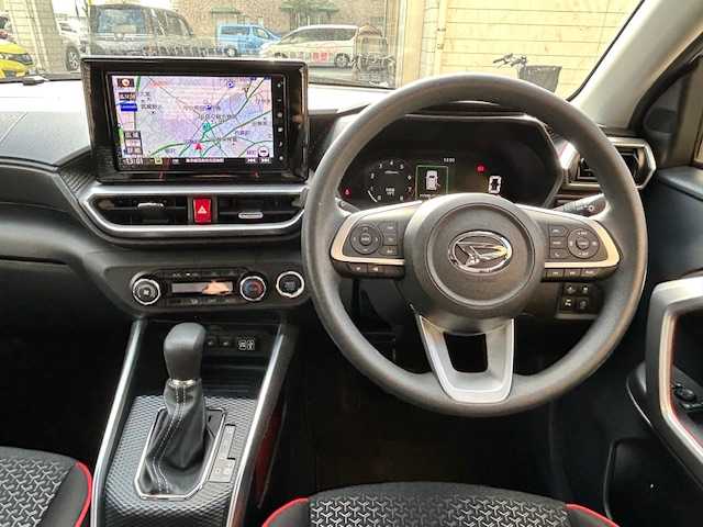 ダイハツ ロッキー G 東京都 2019(令1)年 0.3万km ブラックマイカメタリック/ブライトシルバーメタリック 2トーン 純正ナビ/(フルセグTV/Bluetooth/CD/DVD/SD/ipod)/バックカメラ/スマートアシスト/ETC/前方ドライブレコーダー/前席シートヒーター/衝突回避支援ブレーキ機能/ブレーキ制御付誤発進抑制機能/先行車発信お知らせ機能/クルーズコントロール/純正フロアマット/ステアリングスイッチ/電格ミラー/スペアキー1本/取扱説明書/保証書