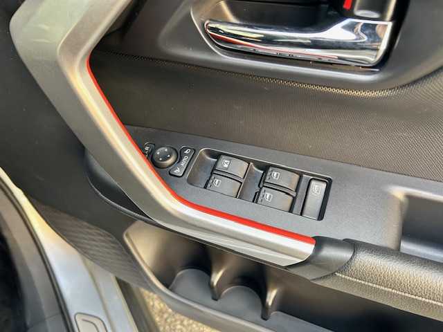 ダイハツ ロッキー G 東京都 2019(令1)年 0.3万km ブラックマイカメタリック/ブライトシルバーメタリック 2トーン 純正ナビ/(フルセグTV/Bluetooth/CD/DVD/SD/ipod)/バックカメラ/スマートアシスト/ETC/前方ドライブレコーダー/前席シートヒーター/衝突回避支援ブレーキ機能/ブレーキ制御付誤発進抑制機能/先行車発信お知らせ機能/クルーズコントロール/純正フロアマット/ステアリングスイッチ/電格ミラー/スペアキー1本/取扱説明書/保証書