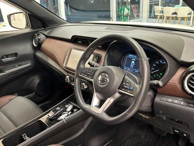 日産 キックス X ツートーンインテリアED 岐阜県 2023(令5)年 1.1万km ホワイト 純正ナビ/プッシュスタート/ETC/ステアリングヒーター/スマートキー/クルーズコントロール/バックモニター/BIuetooth/フルセグ/レザーシート/純正アルミホイール/シートヒーター/LEDヘッドライト/フォグ/ドアバイザー/コーナーセンサー前後/オートライト/衝突軽減システム/全方位モニター/オートブレーキホールド/ルーフレール/EVモード/ドライブモード/オートブレーキホールド