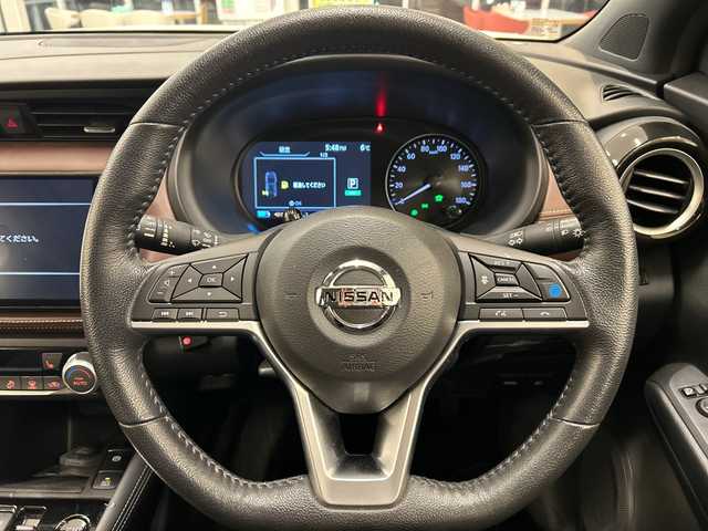 日産 キックス X ツートーンインテリアED 岐阜県 2023(令5)年 1.1万km ホワイト 純正ナビ/プッシュスタート/ETC/ステアリングヒーター/スマートキー/クルーズコントロール/バックモニター/BIuetooth/フルセグ/レザーシート/純正アルミホイール/シートヒーター/LEDヘッドライト/フォグ/ドアバイザー/コーナーセンサー前後/オートライト/衝突軽減システム/全方位モニター/オートブレーキホールド/ルーフレール/EVモード/ドライブモード/オートブレーキホールド