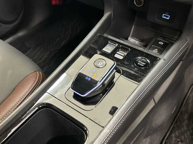 日産 キックス X ツートーンインテリアED 岐阜県 2023(令5)年 1.1万km ホワイト 純正ナビ/プッシュスタート/ETC/ステアリングヒーター/スマートキー/クルーズコントロール/バックモニター/BIuetooth/フルセグ/レザーシート/純正アルミホイール/シートヒーター/LEDヘッドライト/フォグ/ドアバイザー/コーナーセンサー前後/オートライト/衝突軽減システム/全方位モニター/オートブレーキホールド/ルーフレール/EVモード/ドライブモード/オートブレーキホールド