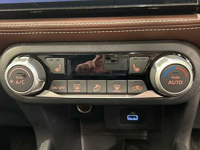 日産 キックス X ツートーンインテリアED 岐阜県 2023(令5)年 1.1万km ホワイト 純正ナビ/プッシュスタート/ETC/ステアリングヒーター/スマートキー/クルーズコントロール/バックモニター/BIuetooth/フルセグ/レザーシート/純正アルミホイール/シートヒーター/LEDヘッドライト/フォグ/ドアバイザー/コーナーセンサー前後/オートライト/衝突軽減システム/全方位モニター/オートブレーキホールド/ルーフレール/EVモード/ドライブモード/オートブレーキホールド