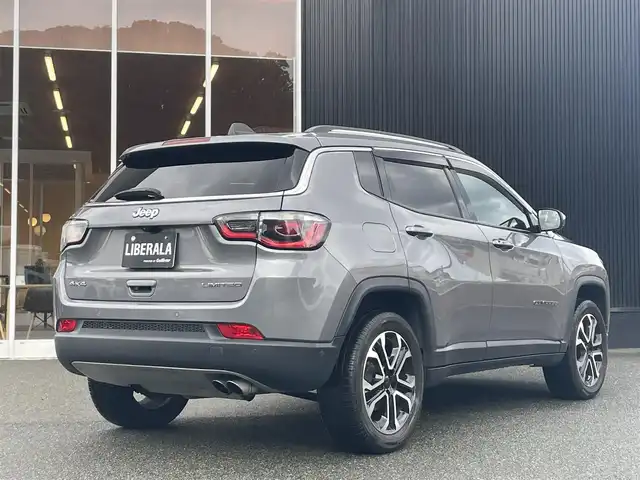 クライスラー・ジープ ジープ コンパス リミテッド 福岡県 2021(令3)年 4.8万km グレーＭ アダプティブクルーズコントロール/ブラインドスポットモニター/レーンキープアシスト/黒革シート/前席シートヒーター/ＡＬＰＩＮＥスピーカー/純正ナビ/Ａｐｐｌｅｃａｒｐｌａｙ　/全方位カメラ/フルセグTV/Bluetooth/LEDヘッドライト/オートハイビーム/パワーバックドア/前後ドライブレコーダー/純正18インチアルミホイール/ETC2.0/スペアキー×1