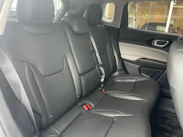 クライスラー・ジープ ジープ コンパス リミテッド 福岡県 2021(令3)年 4.8万km グレーＭ アダプティブクルーズコントロール/ブラインドスポットモニター/レーンキープアシスト/黒革シート/前席シートヒーター/ＡＬＰＩＮＥスピーカー/純正ナビ/Ａｐｐｌｅｃａｒｐｌａｙ　/全方位カメラ/フルセグTV/Bluetooth/LEDヘッドライト/オートハイビーム/パワーバックドア/前後ドライブレコーダー/純正18インチアルミホイール/ETC2.0/スペアキー×1