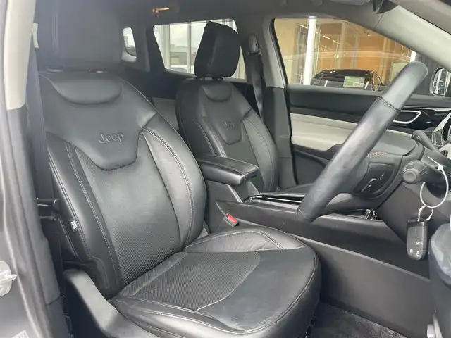 クライスラー・ジープ ジープ コンパス リミテッド 福岡県 2021(令3)年 4.8万km グレーＭ アダプティブクルーズコントロール/ブラインドスポットモニター/レーンキープアシスト/黒革シート/前席シートヒーター/ＡＬＰＩＮＥスピーカー/純正ナビ/Ａｐｐｌｅｃａｒｐｌａｙ　/全方位カメラ/フルセグTV/Bluetooth/LEDヘッドライト/オートハイビーム/パワーバックドア/前後ドライブレコーダー/純正18インチアルミホイール/ETC2.0/スペアキー×1