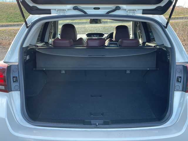 スバル レヴォーグ 1．6STIスポーツアイサイト 新潟県 2018(平30)年 1万km クリスタルホワイトP 4WD/社外8インチSDナビ/CD/DVD/BT/フルセグテレビ/SDミュージックサーバー/フロント/サイドカメラ/ETC/ドライブレコーダー/衝突被害軽減ブレーキ/レーンキープアシスト/レーダークルーズコントロール/革シート/パワーシート/シートヒーター/パドルシフト/ステアリングスイッチ/コーナーセンサー/スマートキー/プッシュスタート/LEDヘッドライト/オートライト/オートハイビーム/フォグランプ/純正18インチアルミホイール