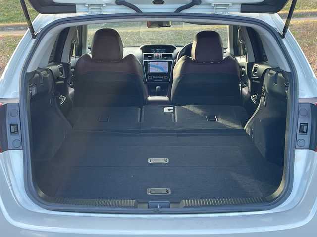 スバル レヴォーグ 1．6STIスポーツアイサイト 新潟県 2018(平30)年 1万km クリスタルホワイトP 4WD/社外8インチSDナビ/CD/DVD/BT/フルセグテレビ/SDミュージックサーバー/フロント/サイドカメラ/ETC/ドライブレコーダー/衝突被害軽減ブレーキ/レーンキープアシスト/レーダークルーズコントロール/革シート/パワーシート/シートヒーター/パドルシフト/ステアリングスイッチ/コーナーセンサー/スマートキー/プッシュスタート/LEDヘッドライト/オートライト/オートハイビーム/フォグランプ/純正18インチアルミホイール