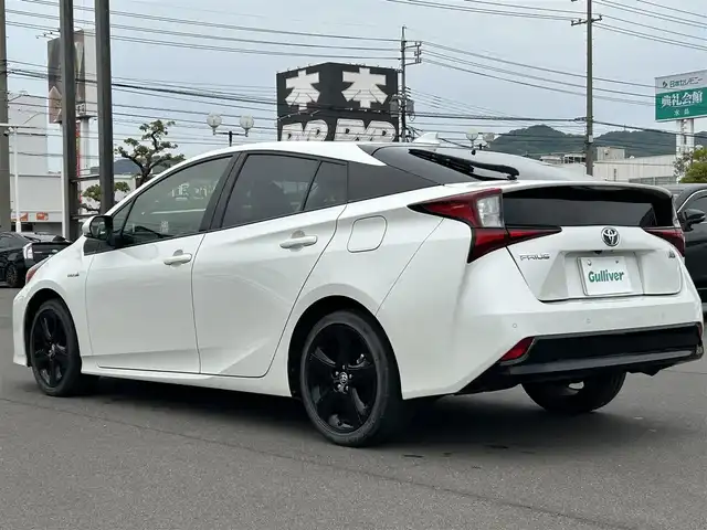 トヨタ プリウス Sツーリングセレクション 岡山県 2019(平31)年 9.2万km ホワイトパールクリスタルシャイン 純正ナビ　/バックカメラ　/ＥＴＣ　/レーンアシスト　/プッシュスタート　/純正フロアマット/シートヒーター　/横滑り防止　/衝突軽減　/フルフラット　/コーナーセンサー　/Ｂｌｕｅｔｏｏｔｈ　/１７インチ純正ＡＷ