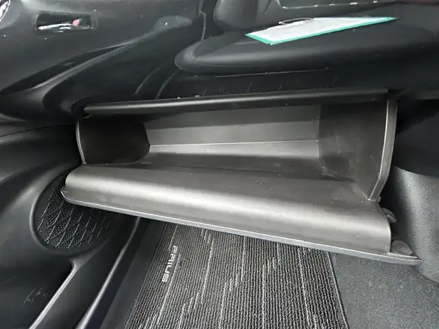 トヨタ プリウス Sツーリングセレクション 岡山県 2019(平31)年 9.2万km ホワイトパールクリスタルシャイン 純正ナビ　/バックカメラ　/ＥＴＣ　/レーンアシスト　/プッシュスタート　/純正フロアマット/シートヒーター　/横滑り防止　/衝突軽減　/フルフラット　/コーナーセンサー　/Ｂｌｕｅｔｏｏｔｈ　/１７インチ純正ＡＷ