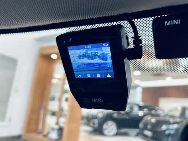 ＭＩＮＩ ミニ クーパー D 大阪府 2020(令2)年 3.6万km 青 ストリートスタイル/ペッパーP/インテリジェントセーフティ/黒革/シートヒーター/純正ナビ/バックカメラ/純正16インチAW/LEDヘッドライト/クリアランスソナー/コンフォートアクセス