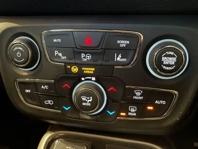クライスラー・ジープ ジープ コンパス Sモデル 道央・札幌 2020(令2)年 6.3万km 白 全国160台限定車/バイキセノンヘッドライト/フロントシートヒーター/BeatsAudioプレミアムサウンド/パワーリフトゲート/グレーステッチ入りブラックレザーシート/専用19インチAW/Uconnectナビ/フルセグTV/USB/Bluetooth/バックカメラ/パークセンス/ACC/レーンセンス/ブラインドスポットモニター