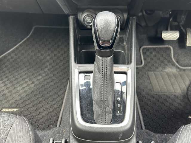 スズキ スイフト HYBRID MG 静岡県 2020(令2)年 2.4万km ピュアホワイトP ワンオーナー /社外SDナビ/（AM/FM/CD/DVD/BT)/全方位カメラ/バックカメラ/レーダークルーズコントロール/スマートキー/プッシュスタート/ETC/前後型ドライブレコーダー/衝突被害軽減システム/レーンキープアシスト/横滑り防止装置/コーナーセンサー/LEDヘッドライト/運転席シートヒーター/スペアキー×１/ドアバイザー/純正フロアマット/取り扱い説明書/新車時保証書