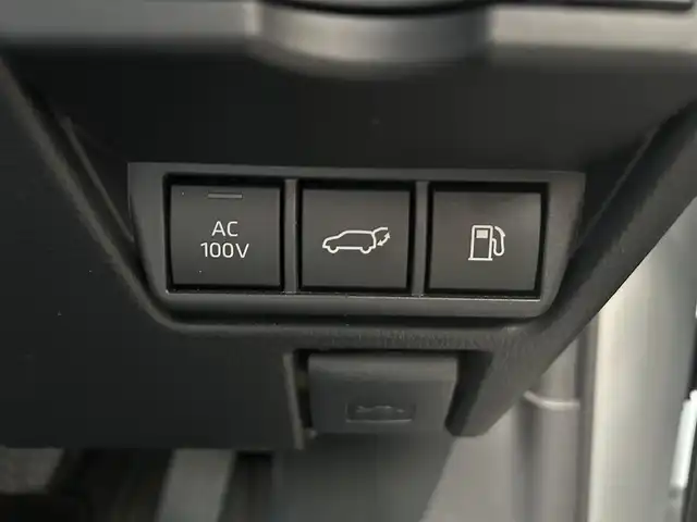 トヨタ プリウス Z 岡山県 2023(令5)年 1万km プラチナホワイトパールマイカ 登録時走行距離9269キロ/純正メモリナビ/AM/FM/Bluetooth/Miracast/トヨタセーフティセンス/・プリクラッシュセーフティ/・レーンディパーチャーアラート/・レーダークルーズコントロール/・クリアランスソナー/ブラインドスポットモニター/パーキングアシスト/アラウンドビューモニター/電動リアゲート/エアシート（D＋N）/シートヒーター（D＋N）/D席パワーシート/デジタルインナーミラー/置くだけ充電/ステアリングヒーター/純正19インチAW/LEDヘッドライト/スマートキー/プッシュスタート/ETC2.0 /禁煙車