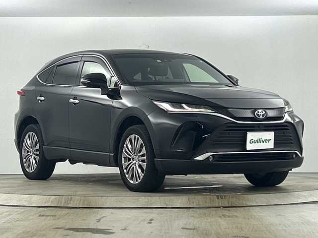 トヨタ ハリアー ハイブリッド Z レザーパッケージ 愛知県 2022(令4)年 3.2万km ブラック 禁煙車/純正12.3インチナビ/（AM/FM/Bluetooth/フルセグTV)/全方位カメラ/JBLプレミアムサウンド/AC100V電源/ヘッドアップディスプレイ/トヨタセーフティセンス/・衝突軽減ブレーキ/・レーンキープアシスト/・オートマチックハイビーム/・追従式クルーズコントロール/・クリアランスソナー/・誤発進抑制機能/ブラインドスポットモニター/ETC2.0/レザーシート/シートヒーター/シートベンチレーション/パワーシート/ステアリングヒーター/パワーバックドア/純正19インチアルミホイール/スマートキー/スペアキー有/純正フロアマット/横滑り防止装置