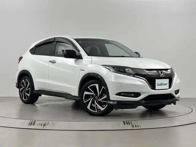 ホンダ ヴェゼル ハイブリッド RS ホンダセンシング 埼玉県 2018(平30)年 5.7万km ホワイトオーキッドパール 純正8インチナビ　VXM-184VFi/(Bluetooth/USB/AUX/ipod/CD/DVD/AM/FM)/地デジフルセグ/バックカメラ/ETC/Honda SENSING/・アダプティブ・クルーズ・コントロール/・衝突軽減ブレーキ/・歩行者事故低減ステアリング/・車線維持支援システム/・路外逸脱抑制機能/・誤発進抑制機能/・先行車発進お知らせ機能/・標識認識機能/パドルシフト/アルミペダル/前席シートヒーター/電子パーキングシステム/ブレーキホールド/プッシュスタート/ステアリングリモコン/フロントフォグランプ/ウィンカーミラー/純正フロアマット/純正ドアバイザー/純正18インチアルミホイール