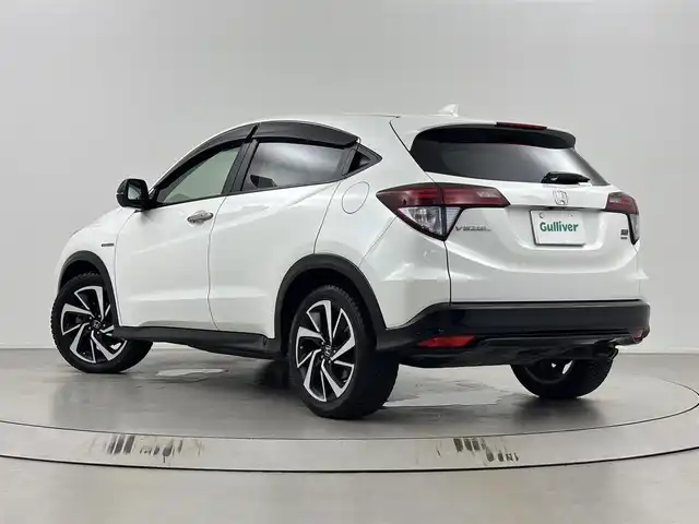 ホンダ ヴェゼル ハイブリッド RS ホンダセンシング 埼玉県 2018(平30)年 5.7万km ホワイトオーキッドパール 純正8インチナビ　VXM-184VFi/(Bluetooth/USB/AUX/ipod/CD/DVD/AM/FM)/地デジフルセグ/バックカメラ/ETC/Honda SENSING/・アダプティブ・クルーズ・コントロール/・衝突軽減ブレーキ/・歩行者事故低減ステアリング/・車線維持支援システム/・路外逸脱抑制機能/・誤発進抑制機能/・先行車発進お知らせ機能/・標識認識機能/パドルシフト/アルミペダル/前席シートヒーター/電子パーキングシステム/ブレーキホールド/プッシュスタート/ステアリングリモコン/フロントフォグランプ/ウィンカーミラー/純正フロアマット/純正ドアバイザー/純正18インチアルミホイール
