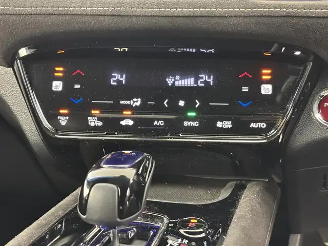 ホンダ ヴェゼル ハイブリッド RS ホンダセンシング 埼玉県 2018(平30)年 5.7万km ホワイトオーキッドパール 純正8インチナビ　VXM-184VFi/(Bluetooth/USB/AUX/ipod/CD/DVD/AM/FM)/地デジフルセグ/バックカメラ/ETC/Honda SENSING/・アダプティブ・クルーズ・コントロール/・衝突軽減ブレーキ/・歩行者事故低減ステアリング/・車線維持支援システム/・路外逸脱抑制機能/・誤発進抑制機能/・先行車発進お知らせ機能/・標識認識機能/パドルシフト/アルミペダル/前席シートヒーター/電子パーキングシステム/ブレーキホールド/プッシュスタート/ステアリングリモコン/フロントフォグランプ/ウィンカーミラー/純正フロアマット/純正ドアバイザー/純正18インチアルミホイール