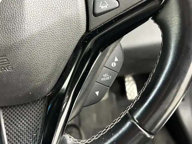 ホンダ ヴェゼル ハイブリッド RS ホンダセンシング 埼玉県 2018(平30)年 5.7万km ホワイトオーキッドパール 純正8インチナビ　VXM-184VFi/(Bluetooth/USB/AUX/ipod/CD/DVD/AM/FM)/地デジフルセグ/バックカメラ/ETC/Honda SENSING/・アダプティブ・クルーズ・コントロール/・衝突軽減ブレーキ/・歩行者事故低減ステアリング/・車線維持支援システム/・路外逸脱抑制機能/・誤発進抑制機能/・先行車発進お知らせ機能/・標識認識機能/パドルシフト/アルミペダル/前席シートヒーター/電子パーキングシステム/ブレーキホールド/プッシュスタート/ステアリングリモコン/フロントフォグランプ/ウィンカーミラー/純正フロアマット/純正ドアバイザー/純正18インチアルミホイール