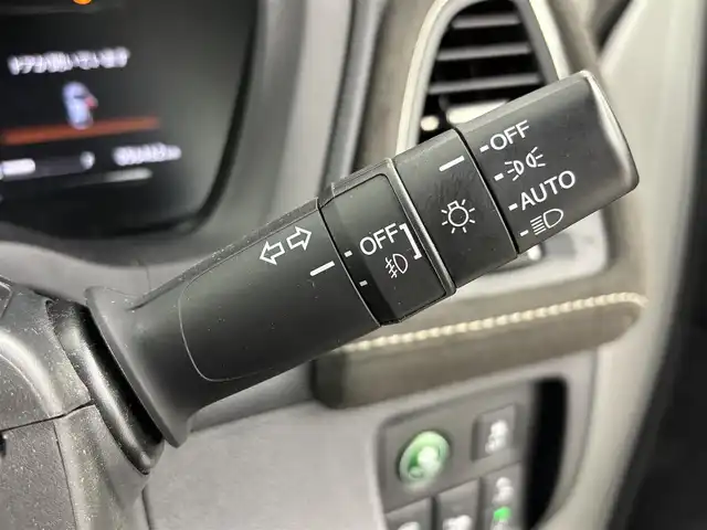 ホンダ ヴェゼル ハイブリッド RS ホンダセンシング 埼玉県 2018(平30)年 5.7万km ホワイトオーキッドパール 純正8インチナビ　VXM-184VFi/(Bluetooth/USB/AUX/ipod/CD/DVD/AM/FM)/地デジフルセグ/バックカメラ/ETC/Honda SENSING/・アダプティブ・クルーズ・コントロール/・衝突軽減ブレーキ/・歩行者事故低減ステアリング/・車線維持支援システム/・路外逸脱抑制機能/・誤発進抑制機能/・先行車発進お知らせ機能/・標識認識機能/パドルシフト/アルミペダル/前席シートヒーター/電子パーキングシステム/ブレーキホールド/プッシュスタート/ステアリングリモコン/フロントフォグランプ/ウィンカーミラー/純正フロアマット/純正ドアバイザー/純正18インチアルミホイール
