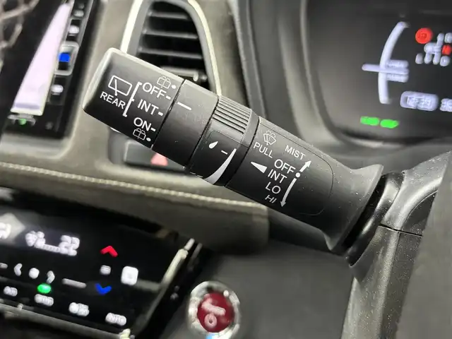 ホンダ ヴェゼル ハイブリッド RS ホンダセンシング 埼玉県 2018(平30)年 5.7万km ホワイトオーキッドパール 純正8インチナビ　VXM-184VFi/(Bluetooth/USB/AUX/ipod/CD/DVD/AM/FM)/地デジフルセグ/バックカメラ/ETC/Honda SENSING/・アダプティブ・クルーズ・コントロール/・衝突軽減ブレーキ/・歩行者事故低減ステアリング/・車線維持支援システム/・路外逸脱抑制機能/・誤発進抑制機能/・先行車発進お知らせ機能/・標識認識機能/パドルシフト/アルミペダル/前席シートヒーター/電子パーキングシステム/ブレーキホールド/プッシュスタート/ステアリングリモコン/フロントフォグランプ/ウィンカーミラー/純正フロアマット/純正ドアバイザー/純正18インチアルミホイール