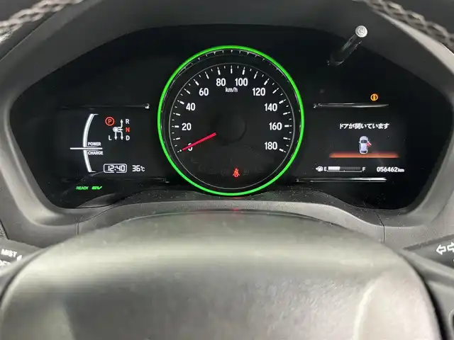 ホンダ ヴェゼル ハイブリッド RS ホンダセンシング 埼玉県 2018(平30)年 5.7万km ホワイトオーキッドパール 純正8インチナビ　VXM-184VFi/(Bluetooth/USB/AUX/ipod/CD/DVD/AM/FM)/地デジフルセグ/バックカメラ/ETC/Honda SENSING/・アダプティブ・クルーズ・コントロール/・衝突軽減ブレーキ/・歩行者事故低減ステアリング/・車線維持支援システム/・路外逸脱抑制機能/・誤発進抑制機能/・先行車発進お知らせ機能/・標識認識機能/パドルシフト/アルミペダル/前席シートヒーター/電子パーキングシステム/ブレーキホールド/プッシュスタート/ステアリングリモコン/フロントフォグランプ/ウィンカーミラー/純正フロアマット/純正ドアバイザー/純正18インチアルミホイール