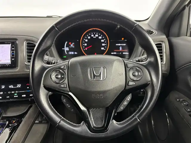 ホンダ ヴェゼル ハイブリッド RS ホンダセンシング 埼玉県 2018(平30)年 5.7万km ホワイトオーキッドパール 純正8インチナビ　VXM-184VFi/(Bluetooth/USB/AUX/ipod/CD/DVD/AM/FM)/地デジフルセグ/バックカメラ/ETC/Honda SENSING/・アダプティブ・クルーズ・コントロール/・衝突軽減ブレーキ/・歩行者事故低減ステアリング/・車線維持支援システム/・路外逸脱抑制機能/・誤発進抑制機能/・先行車発進お知らせ機能/・標識認識機能/パドルシフト/アルミペダル/前席シートヒーター/電子パーキングシステム/ブレーキホールド/プッシュスタート/ステアリングリモコン/フロントフォグランプ/ウィンカーミラー/純正フロアマット/純正ドアバイザー/純正18インチアルミホイール