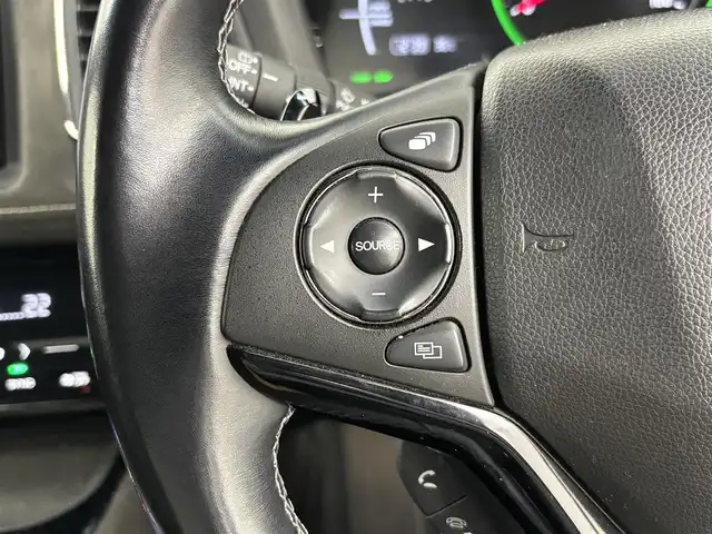 ホンダ ヴェゼル ハイブリッド RS ホンダセンシング 埼玉県 2018(平30)年 5.7万km ホワイトオーキッドパール 純正8インチナビ　VXM-184VFi/(Bluetooth/USB/AUX/ipod/CD/DVD/AM/FM)/地デジフルセグ/バックカメラ/ETC/Honda SENSING/・アダプティブ・クルーズ・コントロール/・衝突軽減ブレーキ/・歩行者事故低減ステアリング/・車線維持支援システム/・路外逸脱抑制機能/・誤発進抑制機能/・先行車発進お知らせ機能/・標識認識機能/パドルシフト/アルミペダル/前席シートヒーター/電子パーキングシステム/ブレーキホールド/プッシュスタート/ステアリングリモコン/フロントフォグランプ/ウィンカーミラー/純正フロアマット/純正ドアバイザー/純正18インチアルミホイール