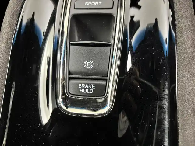 ホンダ ヴェゼル ハイブリッド RS ホンダセンシング 埼玉県 2018(平30)年 5.7万km ホワイトオーキッドパール 純正8インチナビ　VXM-184VFi/(Bluetooth/USB/AUX/ipod/CD/DVD/AM/FM)/地デジフルセグ/バックカメラ/ETC/Honda SENSING/・アダプティブ・クルーズ・コントロール/・衝突軽減ブレーキ/・歩行者事故低減ステアリング/・車線維持支援システム/・路外逸脱抑制機能/・誤発進抑制機能/・先行車発進お知らせ機能/・標識認識機能/パドルシフト/アルミペダル/前席シートヒーター/電子パーキングシステム/ブレーキホールド/プッシュスタート/ステアリングリモコン/フロントフォグランプ/ウィンカーミラー/純正フロアマット/純正ドアバイザー/純正18インチアルミホイール