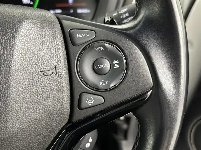 ホンダ ヴェゼル ハイブリッド RS ホンダセンシング 埼玉県 2018(平30)年 5.7万km ホワイトオーキッドパール 純正8インチナビ　VXM-184VFi/(Bluetooth/USB/AUX/ipod/CD/DVD/AM/FM)/地デジフルセグ/バックカメラ/ETC/Honda SENSING/・アダプティブ・クルーズ・コントロール/・衝突軽減ブレーキ/・歩行者事故低減ステアリング/・車線維持支援システム/・路外逸脱抑制機能/・誤発進抑制機能/・先行車発進お知らせ機能/・標識認識機能/パドルシフト/アルミペダル/前席シートヒーター/電子パーキングシステム/ブレーキホールド/プッシュスタート/ステアリングリモコン/フロントフォグランプ/ウィンカーミラー/純正フロアマット/純正ドアバイザー/純正18インチアルミホイール