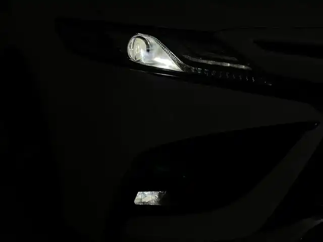 トヨタ カムリ WSレザーパッケージ 群馬県 2023(令5)年 4.9万km プラチナホワイトパールマイカ おくだけ充電/＝＝＝＝＝/純正9インチディスプレイオーディオ/・AM/FM/USB/Bluetooth/・AppleCarPlay/AndroidAuto/Miracast/バックカメラ/トヨタセーフティセンス/・プリクラッシュセーフティ(歩行者［昼夜］/自転車運転者［昼］検知機能付衝突回避支援タイプ/ミリ波レーダー＋単眼カメラ方式）/・カーブ速度抑制機能/・レーントレーシングアシスト/・ドライバー異常時対応システム/・オートマチックハイビーム/・ロードサインアシスト/・レーダークルーズコントロール(全車速追従機能付)/先行車発進告知機能/パーキングサポートブレーキ(前後方静止物/後方接近車両)/ブラインドスポットモニター/黒本革シート/前席パワーシート/シートヒーター/電動パーキングブレーキ/オートブレーキホールド/Bi-Beam LEDヘッドランプ(オートレベリング機能付)