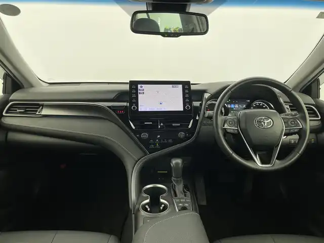 トヨタ カムリ WSレザーパッケージ 群馬県 2023(令5)年 4.9万km プラチナホワイトパールマイカ おくだけ充電/＝＝＝＝＝/純正9インチディスプレイオーディオ/・AM/FM/USB/Bluetooth/・AppleCarPlay/AndroidAuto/Miracast/バックカメラ/トヨタセーフティセンス/・プリクラッシュセーフティ(歩行者［昼夜］/自転車運転者［昼］検知機能付衝突回避支援タイプ/ミリ波レーダー＋単眼カメラ方式）/・カーブ速度抑制機能/・レーントレーシングアシスト/・ドライバー異常時対応システム/・オートマチックハイビーム/・ロードサインアシスト/・レーダークルーズコントロール(全車速追従機能付)/先行車発進告知機能/パーキングサポートブレーキ(前後方静止物/後方接近車両)/ブラインドスポットモニター/黒本革シート/前席パワーシート/シートヒーター/電動パーキングブレーキ/オートブレーキホールド/Bi-Beam LEDヘッドランプ(オートレベリング機能付)