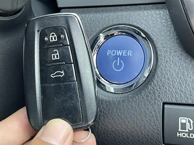 トヨタ カムリ WSレザーパッケージ 群馬県 2023(令5)年 4.9万km プラチナホワイトパールマイカ おくだけ充電/＝＝＝＝＝/純正9インチディスプレイオーディオ/・AM/FM/USB/Bluetooth/・AppleCarPlay/AndroidAuto/Miracast/バックカメラ/トヨタセーフティセンス/・プリクラッシュセーフティ(歩行者［昼夜］/自転車運転者［昼］検知機能付衝突回避支援タイプ/ミリ波レーダー＋単眼カメラ方式）/・カーブ速度抑制機能/・レーントレーシングアシスト/・ドライバー異常時対応システム/・オートマチックハイビーム/・ロードサインアシスト/・レーダークルーズコントロール(全車速追従機能付)/先行車発進告知機能/パーキングサポートブレーキ(前後方静止物/後方接近車両)/ブラインドスポットモニター/黒本革シート/前席パワーシート/シートヒーター/電動パーキングブレーキ/オートブレーキホールド/Bi-Beam LEDヘッドランプ(オートレベリング機能付)