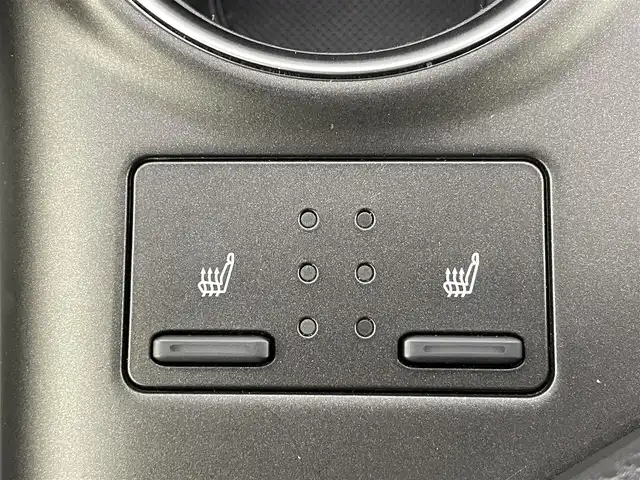 トヨタ カムリ WSレザーパッケージ 群馬県 2023(令5)年 4.9万km プラチナホワイトパールマイカ おくだけ充電/＝＝＝＝＝/純正9インチディスプレイオーディオ/・AM/FM/USB/Bluetooth/・AppleCarPlay/AndroidAuto/Miracast/バックカメラ/トヨタセーフティセンス/・プリクラッシュセーフティ(歩行者［昼夜］/自転車運転者［昼］検知機能付衝突回避支援タイプ/ミリ波レーダー＋単眼カメラ方式）/・カーブ速度抑制機能/・レーントレーシングアシスト/・ドライバー異常時対応システム/・オートマチックハイビーム/・ロードサインアシスト/・レーダークルーズコントロール(全車速追従機能付)/先行車発進告知機能/パーキングサポートブレーキ(前後方静止物/後方接近車両)/ブラインドスポットモニター/黒本革シート/前席パワーシート/シートヒーター/電動パーキングブレーキ/オートブレーキホールド/Bi-Beam LEDヘッドランプ(オートレベリング機能付)