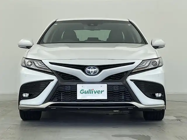 トヨタ カムリ WSレザーパッケージ 群馬県 2023(令5)年 4.9万km プラチナホワイトパールマイカ おくだけ充電/＝＝＝＝＝/純正9インチディスプレイオーディオ/・AM/FM/USB/Bluetooth/・AppleCarPlay/AndroidAuto/Miracast/バックカメラ/トヨタセーフティセンス/・プリクラッシュセーフティ(歩行者［昼夜］/自転車運転者［昼］検知機能付衝突回避支援タイプ/ミリ波レーダー＋単眼カメラ方式）/・カーブ速度抑制機能/・レーントレーシングアシスト/・ドライバー異常時対応システム/・オートマチックハイビーム/・ロードサインアシスト/・レーダークルーズコントロール(全車速追従機能付)/先行車発進告知機能/パーキングサポートブレーキ(前後方静止物/後方接近車両)/ブラインドスポットモニター/黒本革シート/前席パワーシート/シートヒーター/電動パーキングブレーキ/オートブレーキホールド/Bi-Beam LEDヘッドランプ(オートレベリング機能付)