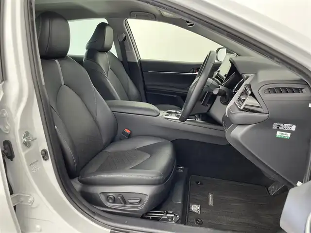 トヨタ カムリ WSレザーパッケージ 群馬県 2023(令5)年 4.9万km プラチナホワイトパールマイカ おくだけ充電/＝＝＝＝＝/純正9インチディスプレイオーディオ/・AM/FM/USB/Bluetooth/・AppleCarPlay/AndroidAuto/Miracast/バックカメラ/トヨタセーフティセンス/・プリクラッシュセーフティ(歩行者［昼夜］/自転車運転者［昼］検知機能付衝突回避支援タイプ/ミリ波レーダー＋単眼カメラ方式）/・カーブ速度抑制機能/・レーントレーシングアシスト/・ドライバー異常時対応システム/・オートマチックハイビーム/・ロードサインアシスト/・レーダークルーズコントロール(全車速追従機能付)/先行車発進告知機能/パーキングサポートブレーキ(前後方静止物/後方接近車両)/ブラインドスポットモニター/黒本革シート/前席パワーシート/シートヒーター/電動パーキングブレーキ/オートブレーキホールド/Bi-Beam LEDヘッドランプ(オートレベリング機能付)