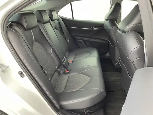 トヨタ カムリ WSレザーパッケージ 群馬県 2023(令5)年 4.9万km プラチナホワイトパールマイカ おくだけ充電/＝＝＝＝＝/純正9インチディスプレイオーディオ/・AM/FM/USB/Bluetooth/・AppleCarPlay/AndroidAuto/Miracast/バックカメラ/トヨタセーフティセンス/・プリクラッシュセーフティ(歩行者［昼夜］/自転車運転者［昼］検知機能付衝突回避支援タイプ/ミリ波レーダー＋単眼カメラ方式）/・カーブ速度抑制機能/・レーントレーシングアシスト/・ドライバー異常時対応システム/・オートマチックハイビーム/・ロードサインアシスト/・レーダークルーズコントロール(全車速追従機能付)/先行車発進告知機能/パーキングサポートブレーキ(前後方静止物/後方接近車両)/ブラインドスポットモニター/黒本革シート/前席パワーシート/シートヒーター/電動パーキングブレーキ/オートブレーキホールド/Bi-Beam LEDヘッドランプ(オートレベリング機能付)