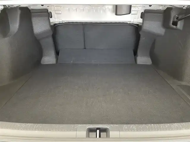 トヨタ カムリ WSレザーパッケージ 群馬県 2023(令5)年 4.9万km プラチナホワイトパールマイカ おくだけ充電/＝＝＝＝＝/純正9インチディスプレイオーディオ/・AM/FM/USB/Bluetooth/・AppleCarPlay/AndroidAuto/Miracast/バックカメラ/トヨタセーフティセンス/・プリクラッシュセーフティ(歩行者［昼夜］/自転車運転者［昼］検知機能付衝突回避支援タイプ/ミリ波レーダー＋単眼カメラ方式）/・カーブ速度抑制機能/・レーントレーシングアシスト/・ドライバー異常時対応システム/・オートマチックハイビーム/・ロードサインアシスト/・レーダークルーズコントロール(全車速追従機能付)/先行車発進告知機能/パーキングサポートブレーキ(前後方静止物/後方接近車両)/ブラインドスポットモニター/黒本革シート/前席パワーシート/シートヒーター/電動パーキングブレーキ/オートブレーキホールド/Bi-Beam LEDヘッドランプ(オートレベリング機能付)