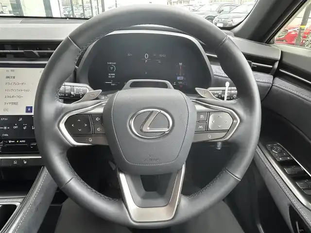 レクサス ＬＢＸ クール 佐賀県 2024(令6)年 0.6万km グレーⅡ カラーコード：アストログレーメタリック＆ブラック(2YN)/レクサスセーフティシステム＋/・プリクラッシュセーフティ/・レーンディパーチャーアラート/・レーントレーシングアシスト/・レーダークルーズコントロール/・アダプティブハイビーム/・プロアクティブドライビングアシスト/・フロントトラフィックアラート/・レーンチェンジアシスト/アドバンストパーク/アドバンストドライブ/ブラインドスポットモニター/パーキングサポートブレーキ/クリアランスソナー/純正ディスプレイオーディオ/・パノラミックビューモニター/・フルセグTV/BT/純正18インチAW/ハーフレザーシート/D席パワーシート/D席シートメモリ/シートヒーター/革巻きステアリング/ステアリングヒーター/パドルシフト/ETC2.0/パワーバックドア/トノカバー/LEDヘッドライト/フォグランプ/ヘッドアップディスプレイ/電動パーキングスイッチ/カードキー×1/スペアキー×１/ユーザーガイド/保証書