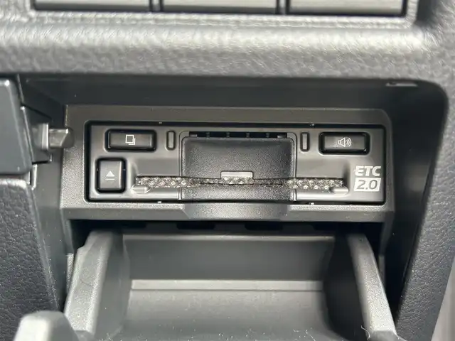 レクサス ＬＢＸ クール 佐賀県 2024(令6)年 0.6万km グレーⅡ カラーコード：アストログレーメタリック＆ブラック(2YN)/レクサスセーフティシステム＋/・プリクラッシュセーフティ/・レーンディパーチャーアラート/・レーントレーシングアシスト/・レーダークルーズコントロール/・アダプティブハイビーム/・プロアクティブドライビングアシスト/・フロントトラフィックアラート/・レーンチェンジアシスト/アドバンストパーク/アドバンストドライブ/ブラインドスポットモニター/パーキングサポートブレーキ/クリアランスソナー/純正ディスプレイオーディオ/・パノラミックビューモニター/・フルセグTV/BT/純正18インチAW/ハーフレザーシート/D席パワーシート/D席シートメモリ/シートヒーター/革巻きステアリング/ステアリングヒーター/パドルシフト/ETC2.0/パワーバックドア/トノカバー/LEDヘッドライト/フォグランプ/ヘッドアップディスプレイ/電動パーキングスイッチ/カードキー×1/スペアキー×１/ユーザーガイド/保証書