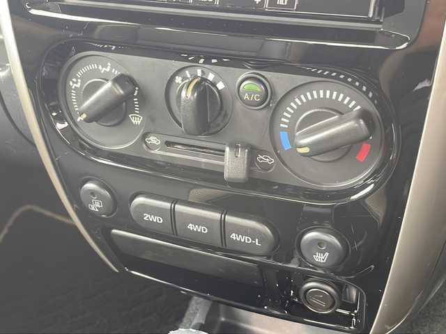 スズキ ジムニー ランドベンチャー 岩手県 2017(平29)年 5.9万km パールホワイト 純正ナビ　フルセグ　Ｂｌｕｅｔｏｏｔｈ　ＥＴＣ　ＤＶＤ再生　ハーフレザーシート　シートヒーター　ステアリングスイッチ　純正１６ＡＷ　ヒーター付電格ドアミラー　キーレス　フォグランプ　ドアバイザー