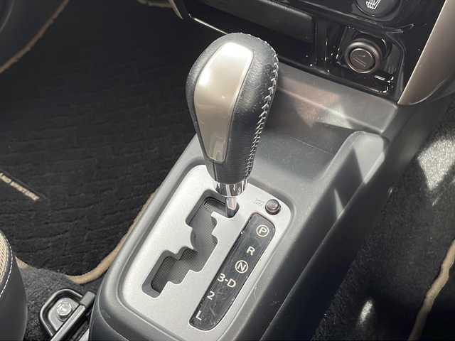 スズキ ジムニー ランドベンチャー 岩手県 2017(平29)年 5.9万km パールホワイト 純正ナビ　フルセグ　Ｂｌｕｅｔｏｏｔｈ　ＥＴＣ　ＤＶＤ再生　ハーフレザーシート　シートヒーター　ステアリングスイッチ　純正１６ＡＷ　ヒーター付電格ドアミラー　キーレス　フォグランプ　ドアバイザー